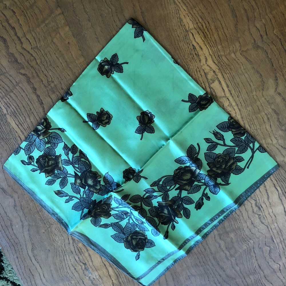 5/$20 Green& brown floral scarf - Picture 3 of 6